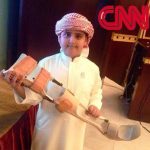 أديب يحمل الساق الإصطناعية لوالده