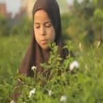 الأطفال يجمعون الياسمين فجراً قبل الذهاب للمدرسة
