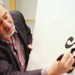 الخطاط نور الدين مي يعرض نماذج الخطوط في محاضراته